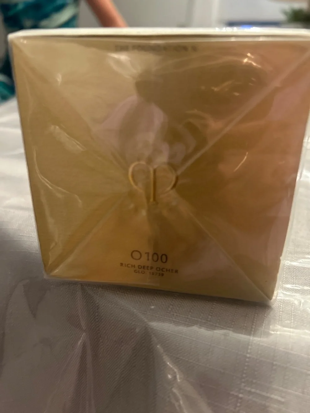 Cle de peau the foundation O100